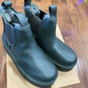 Ugg Neumel Platform Chelsea Forest Night
Size 7